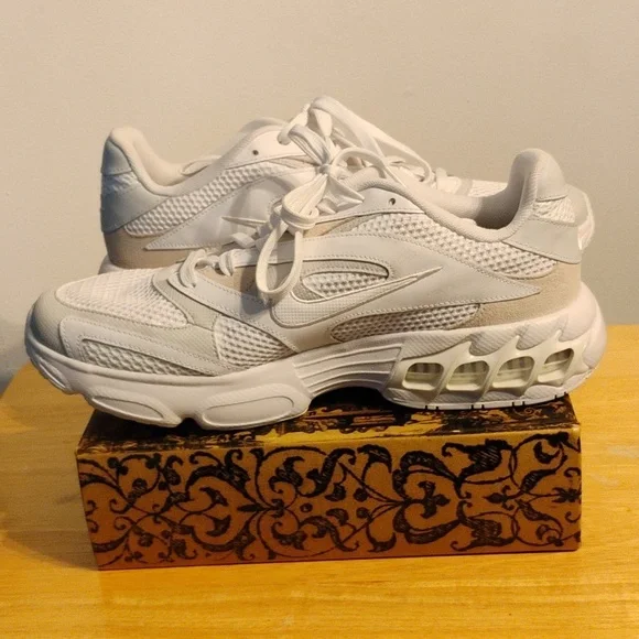 Brand New Nike Women's Sneakers Size 12 - Picture 3 of 6